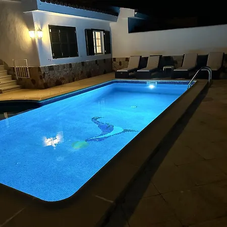 Con Piscinas Privadas Junto Al Mar Feriehus